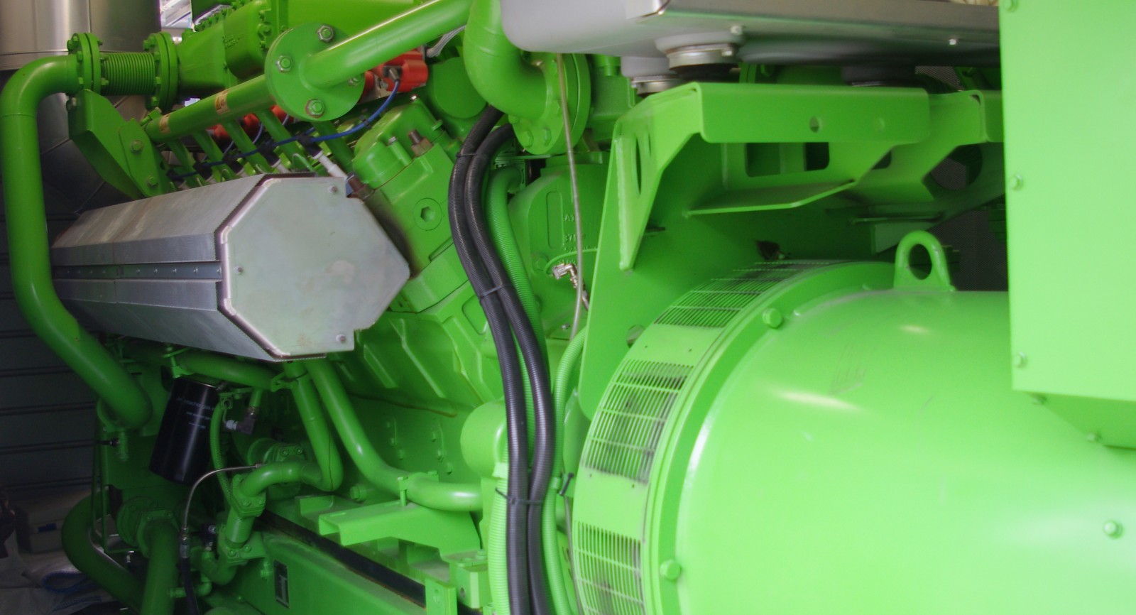 Der 12-Zylinder-Motor von Jenbacher basiert auf 50 Jahren Erfahrung des Unternehmens, weist rund 29 Liter Hubraum auf und erreicht einen Gesamtwirkungsgrad von über 83 Prozent.