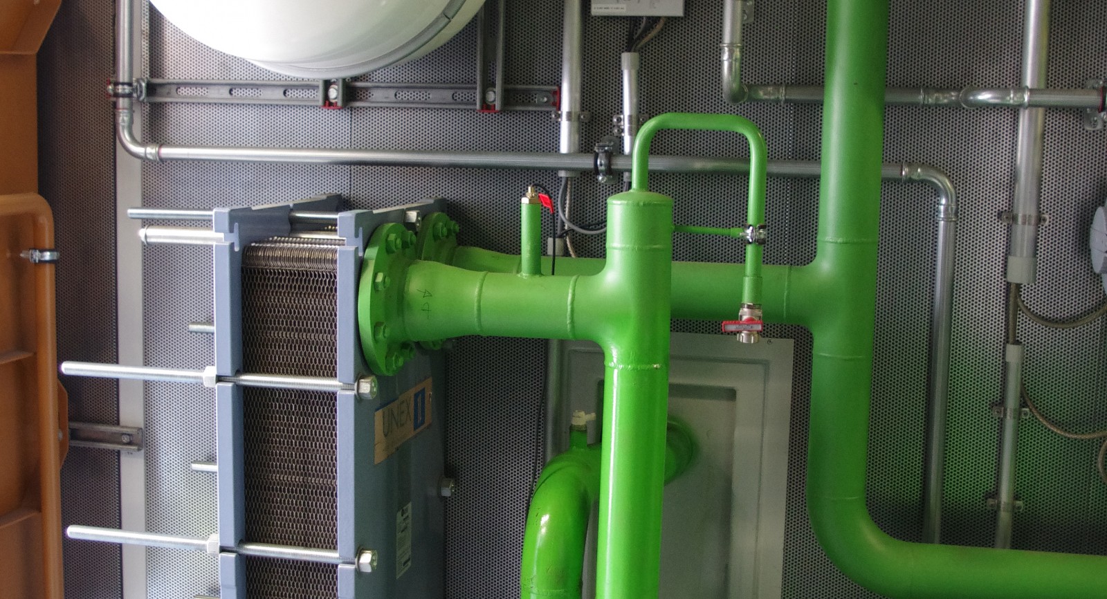Der Wärmetauscher im Container trennt die Wärmekreisläufe von Gasmotor und Wärmelieferung an die ARA.