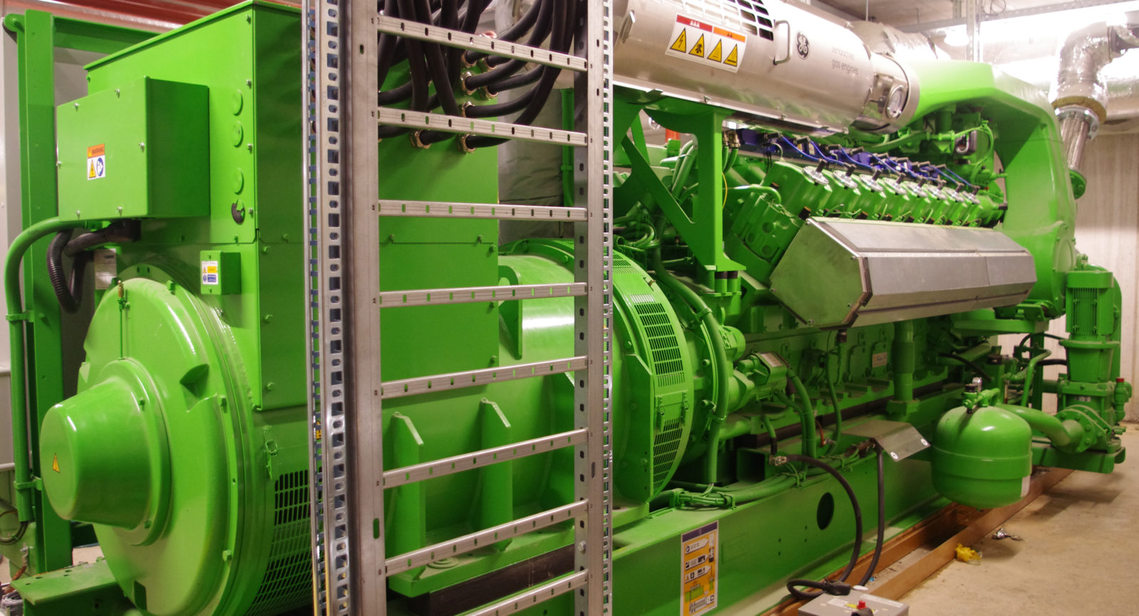 Mit dem Gasmotor kann nun in der Wärmezentrale von Charmey auch Strom erzeugt werden. Durch die neue Holzvergasung wurde diese Wärme-Kraft-Kopplung realisierbar.