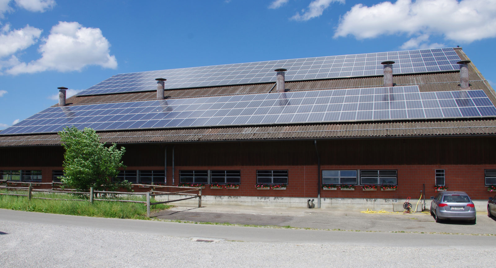 Neben der Biogasproduktion kommt auch die Photovoltaik zur Stromerzeugung zum Einsatz.