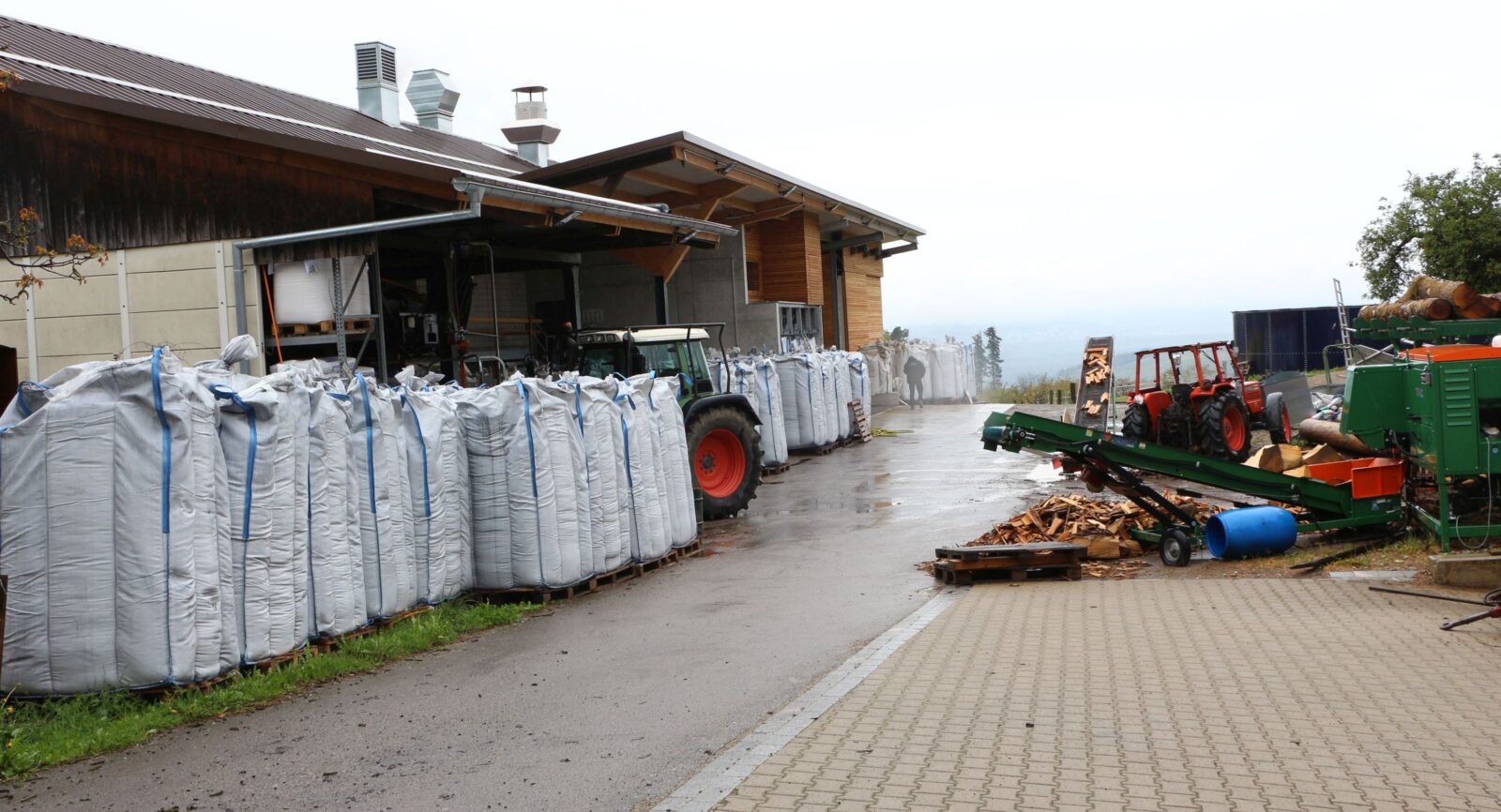 Pflanzenkohle ist gefragt wie nie zuvor: 900 kg schwere flexible Schüttgutbehälter (Bigbags) warten auf den Abtransport in Gartenbaubetriebe und Grünverwaltungen.