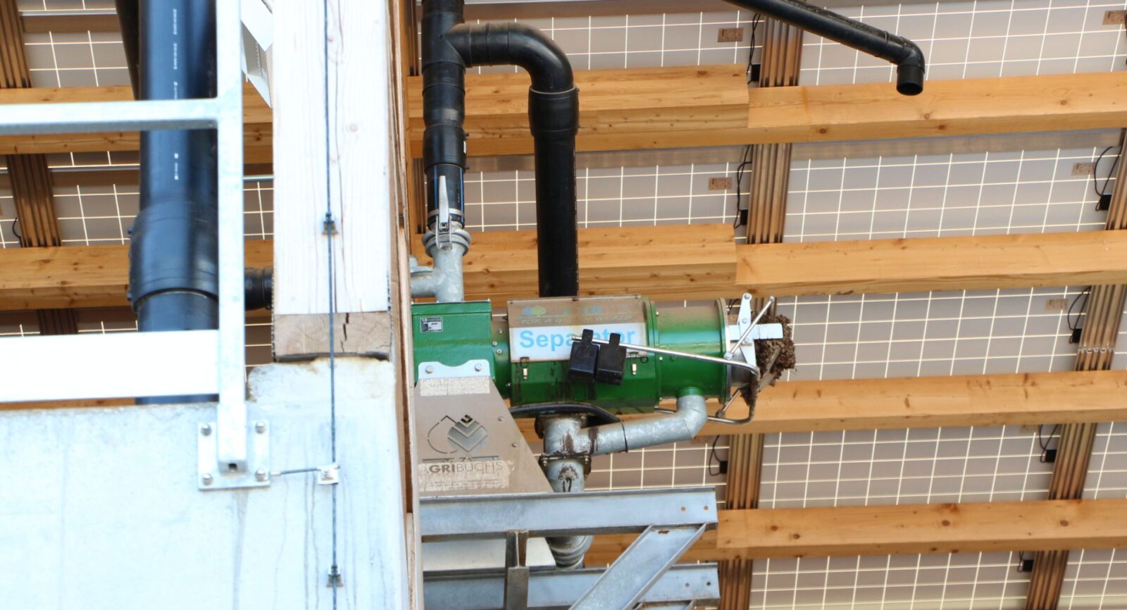 Das Schutzdach für die Aufbewahrung der Gärgüter ist mit Photovoltaik-Paneelen bedeckt. Der Separator (in der Bildmitte) trennt das Flüssigmaterial vom trockenen Gärmaterial.