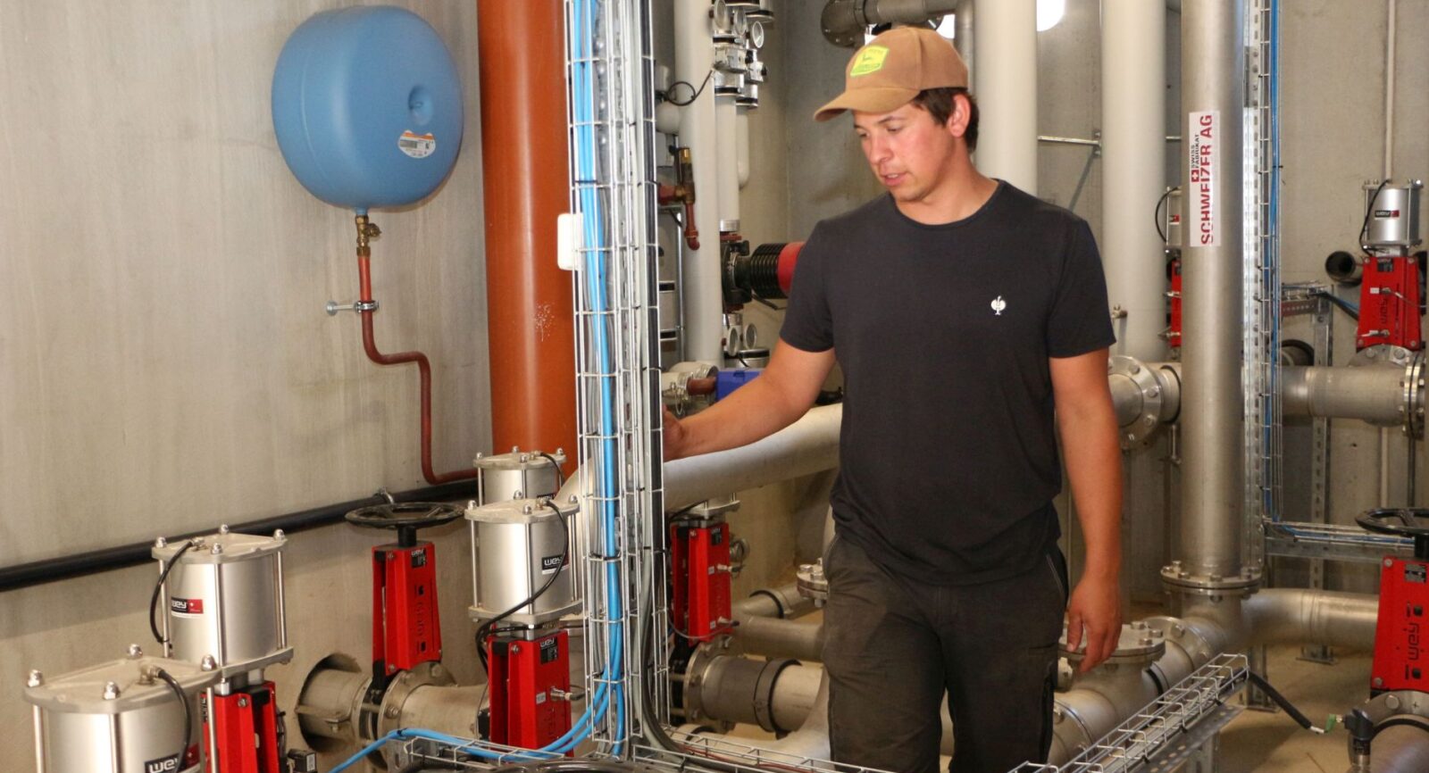 Im Untergeschoss der Biogasanlage befördern Pumpen das genau kalkulierte Gemisch aus Jauche und Mist in die Fermenter.